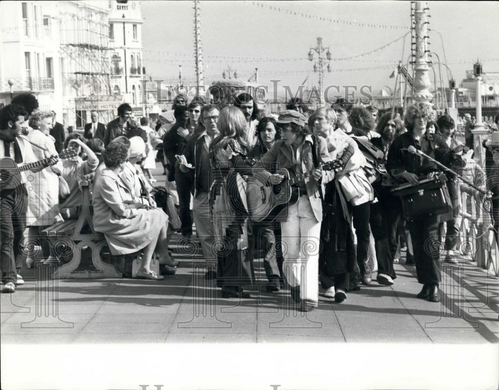 Press Photo Religious Singing Group Jesus Revolution Performing Along Sea - Historic Images