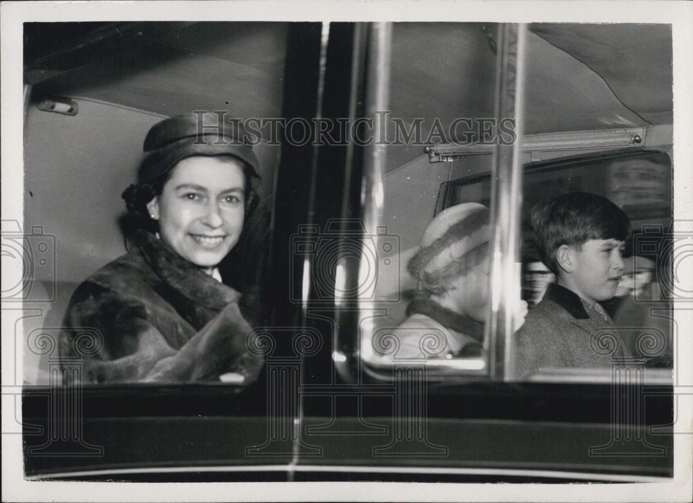 1957 Press Photo Queen Elizabeth Prince Charles Princess Anne Return Sandringham - Historic Images