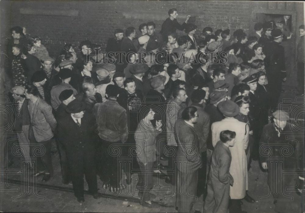 1953 Press Photo Mine Disaster at Seraing Colliery ,families await news - Historic Images