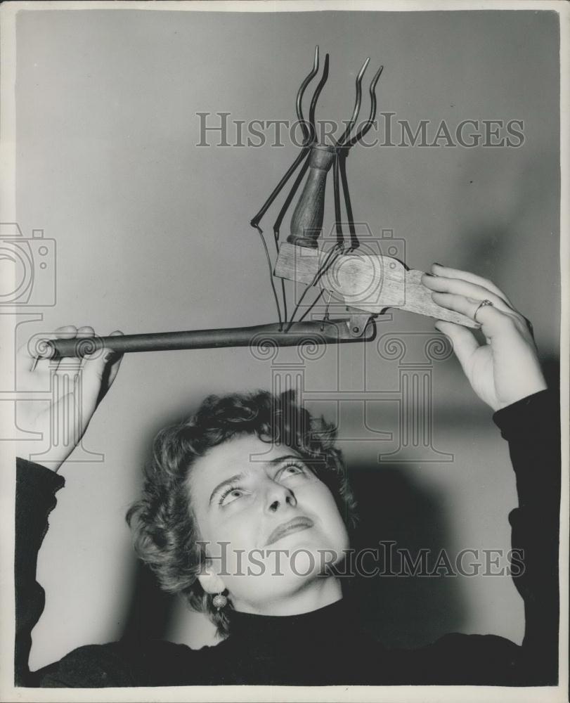 1953 Press Photo Preview of the Antiques Dealers Fair - Historic Images