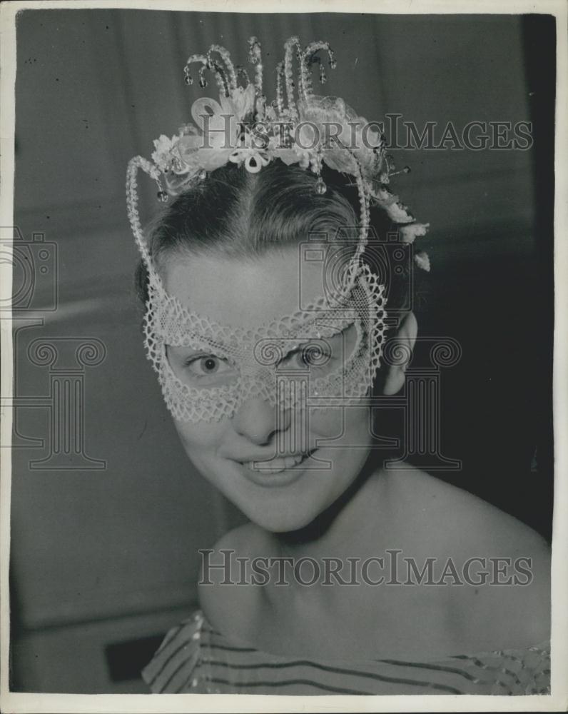 1954 Press Photo April Brunner Looks Stunning At Her Coming-Out Ball - Historic Images