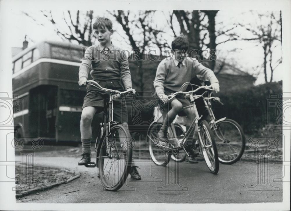 Press Photo blind children riding bikes - Historic Images