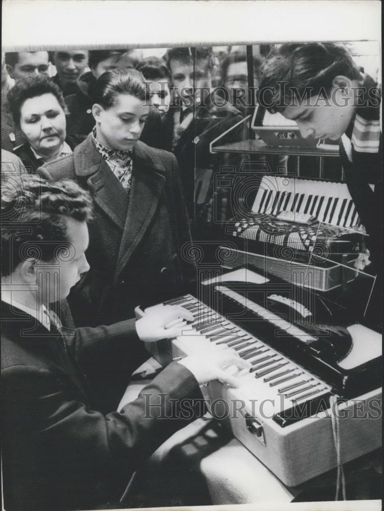 1959 Press Photo Erahard Weidenmueller plays table-harmonium - Historic Images