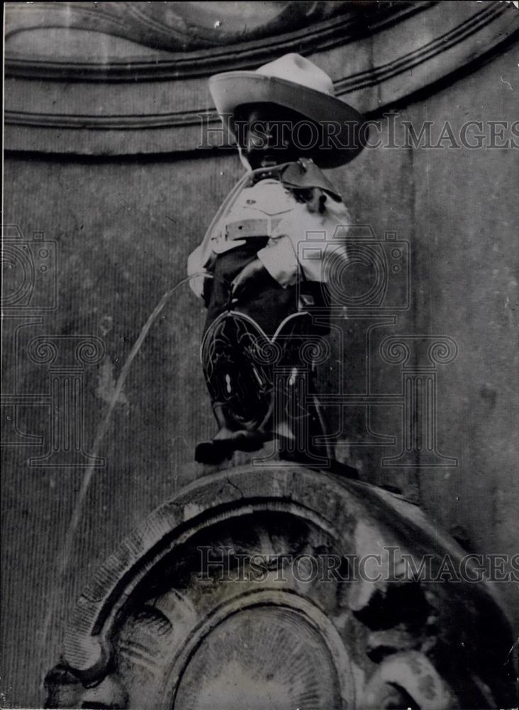 1949 Press Photo "Manneken" the famous Brussels landmark - Historic Images