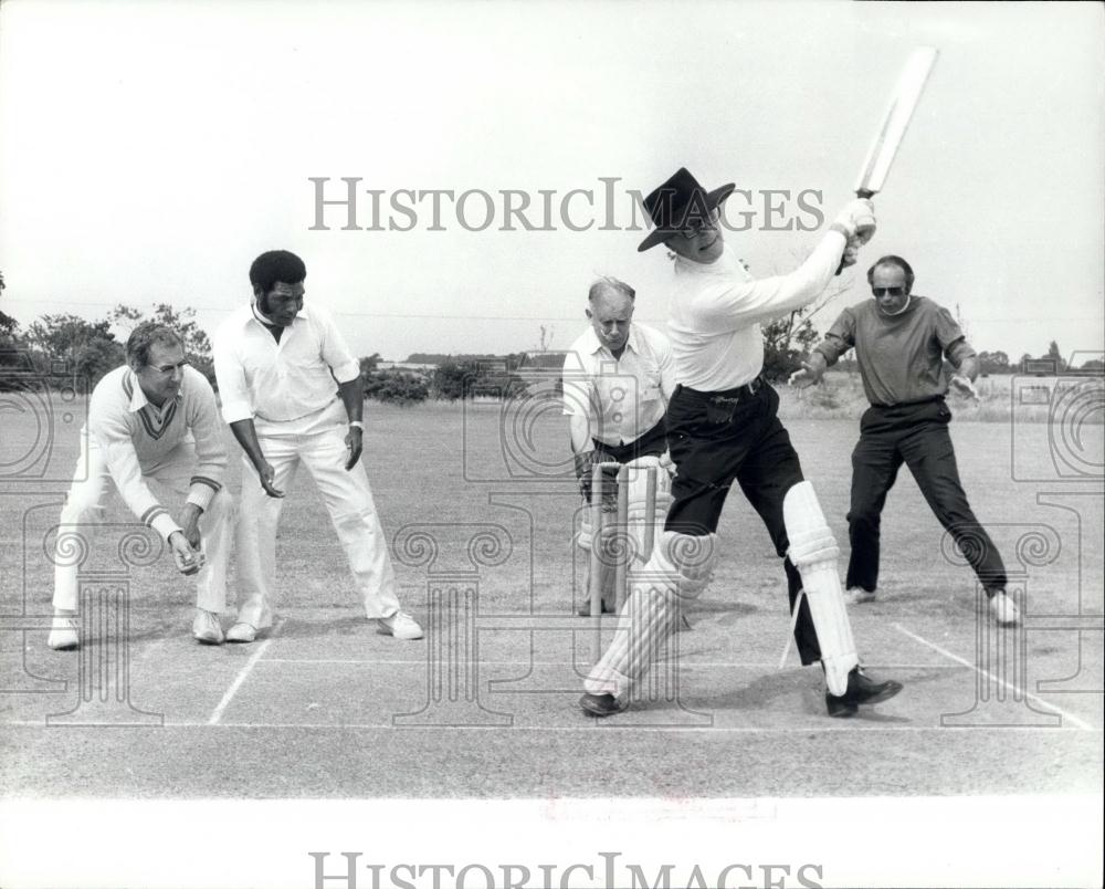 1978 Press Photo Rev John Lewis &amp; other reverends play Cricket - Historic Images