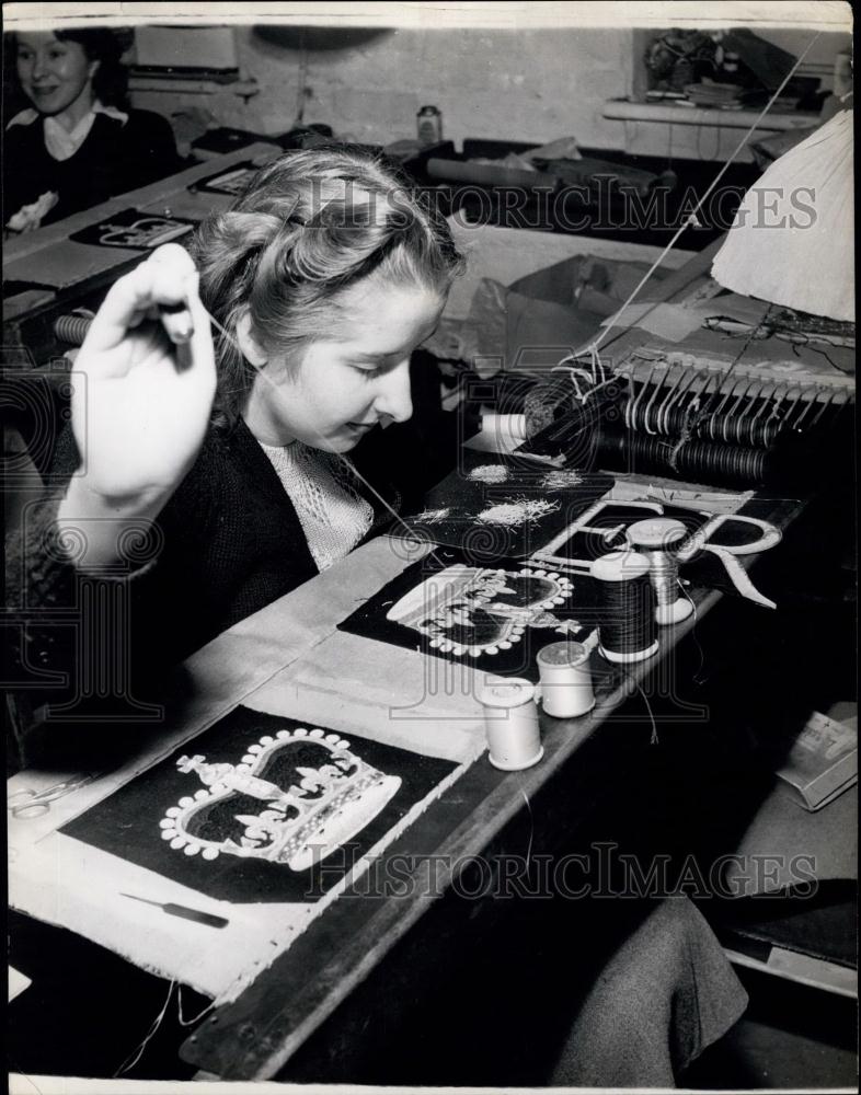 Press Photo Expert Embroiderers and seamstresses at Hobs on and Sons - Historic Images