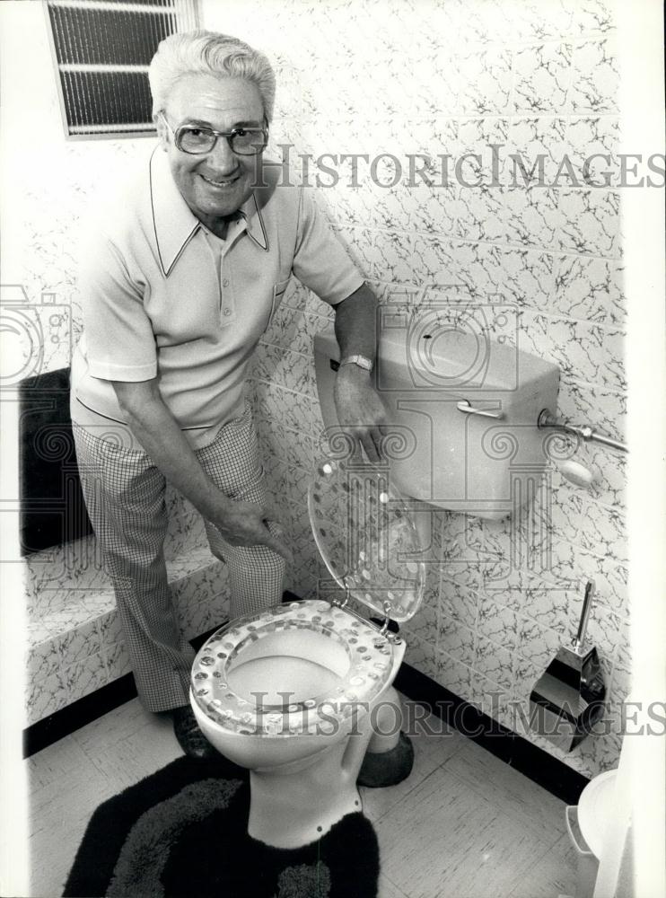 Press Photo Leonard Pountney, Hair Transplant Specialist, Gold Toilet Seat - Historic Images