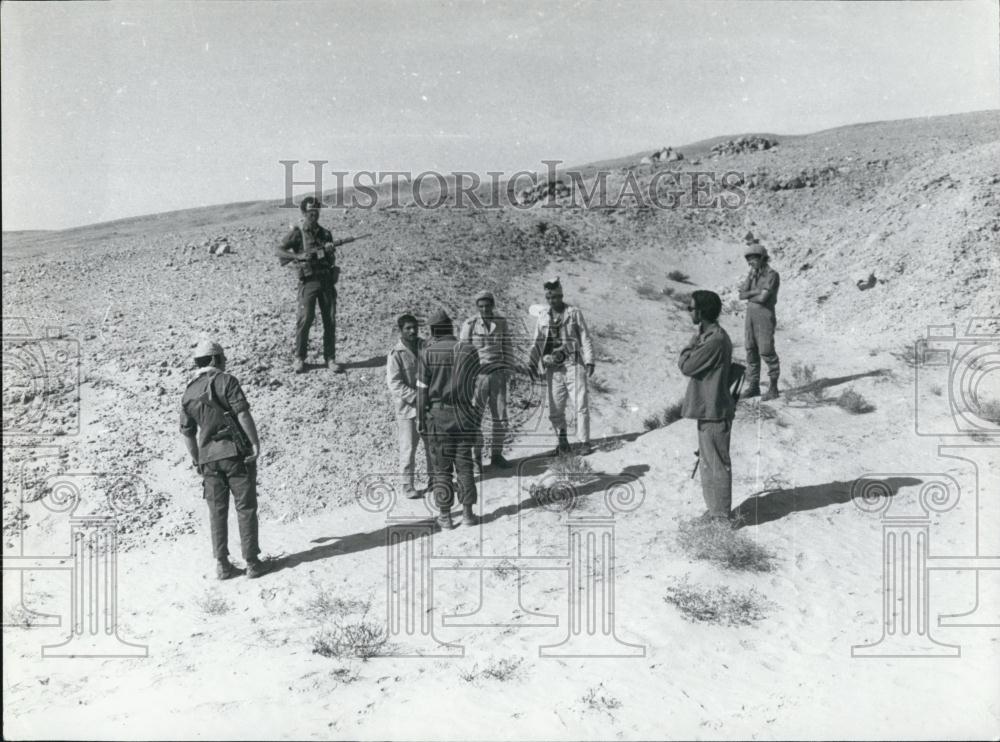 Press Photo Armed Gunsman Holding 3 Prisoners In Desert - Historic Images