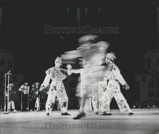 Press Photo Dance Group Otavalo Ecuador Ballet Centro Ecuatoriano Perform - Historic Images