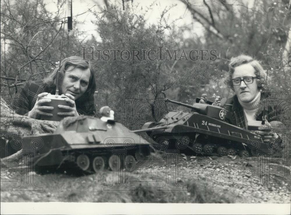 Press Photo Frank Perry left and Michael Burr and toy tanks - Historic Images