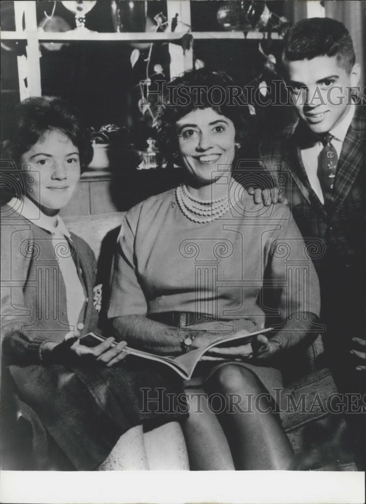 1962 Press Photo Mrs. Anna Glenn With Daughter Lyn &amp; Son Dave - Historic Images