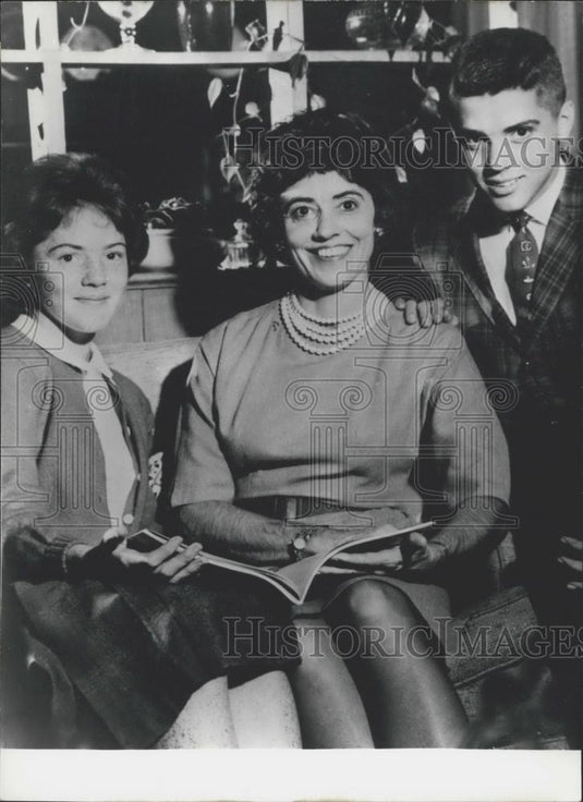 1962 Press Photo Mrs. Anna Glenn With Daughter Lyn & Son Dave - Historic Images