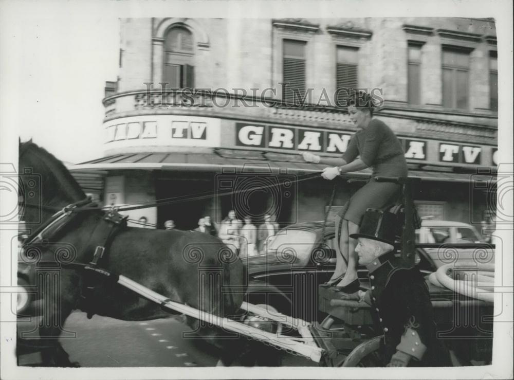 1959 Press Photo Lady Montague on Runaway Horse and Carriage - Historic Images