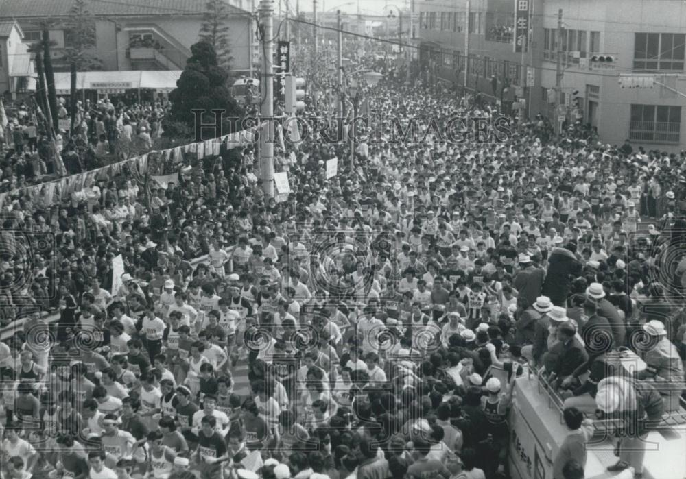 Press Photo wave after wave of runners at the start of the Ome Marathon. - Historic Images