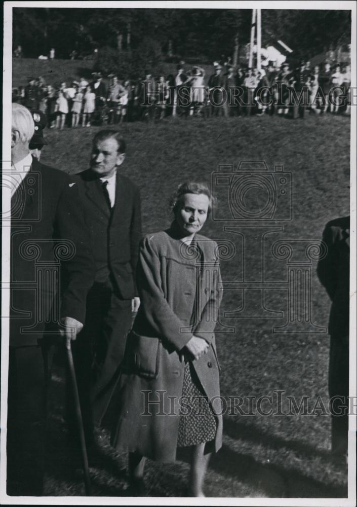 Press Photo Man &amp; Woman Walk Together In Crowd - Historic Images