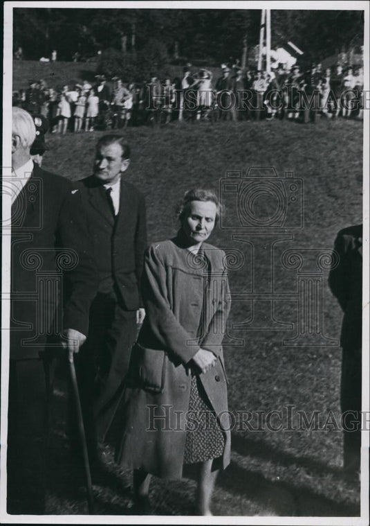 Press Photo Man & Woman Walk Together In Crowd - Historic Images