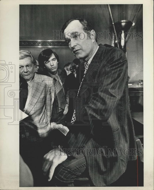 1975 Press Photo Ambassador George Bush Talking To Reporters - Historic Images