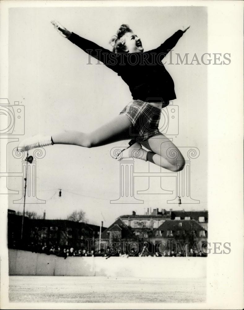 1954 Press Photo Miss Hazel Franklin in &quot;Holiday On Ice&quot; - Historic Images