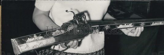 1959 Press Photo Ancient hunting arms datting back to the XVII century - Historic Images