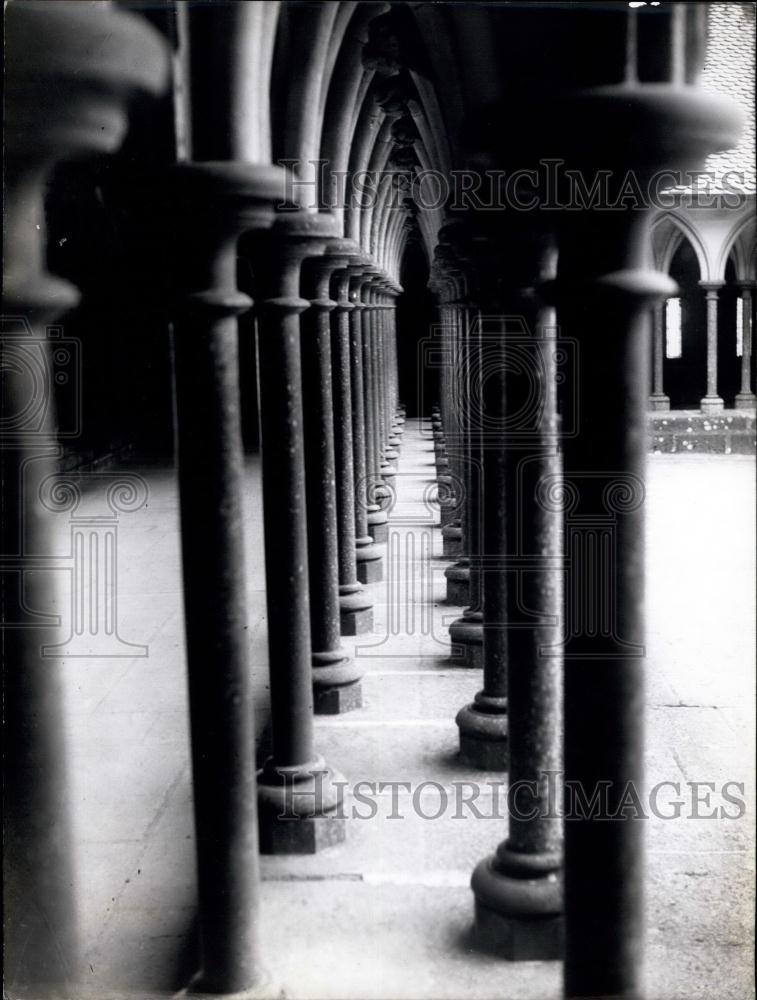Press Photo pillars inside of building black and white - Historic Images