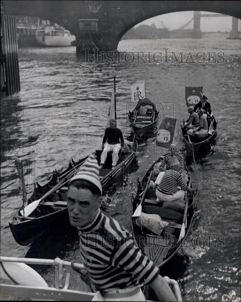 Press Photo Swan Upping Hasn&#39;t Changed In 400 Years On Thames-Putney and Henley - Historic Images