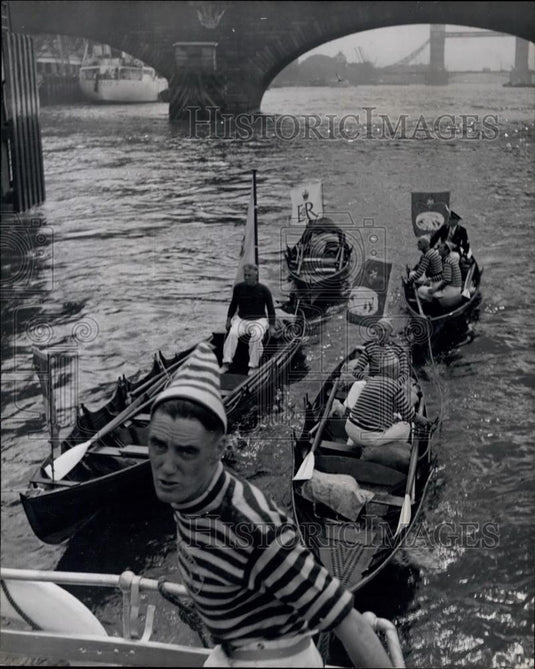 Press Photo Swan Upping Hasn't Changed In 400 Years On Thames-Putney and Henley - Historic Images