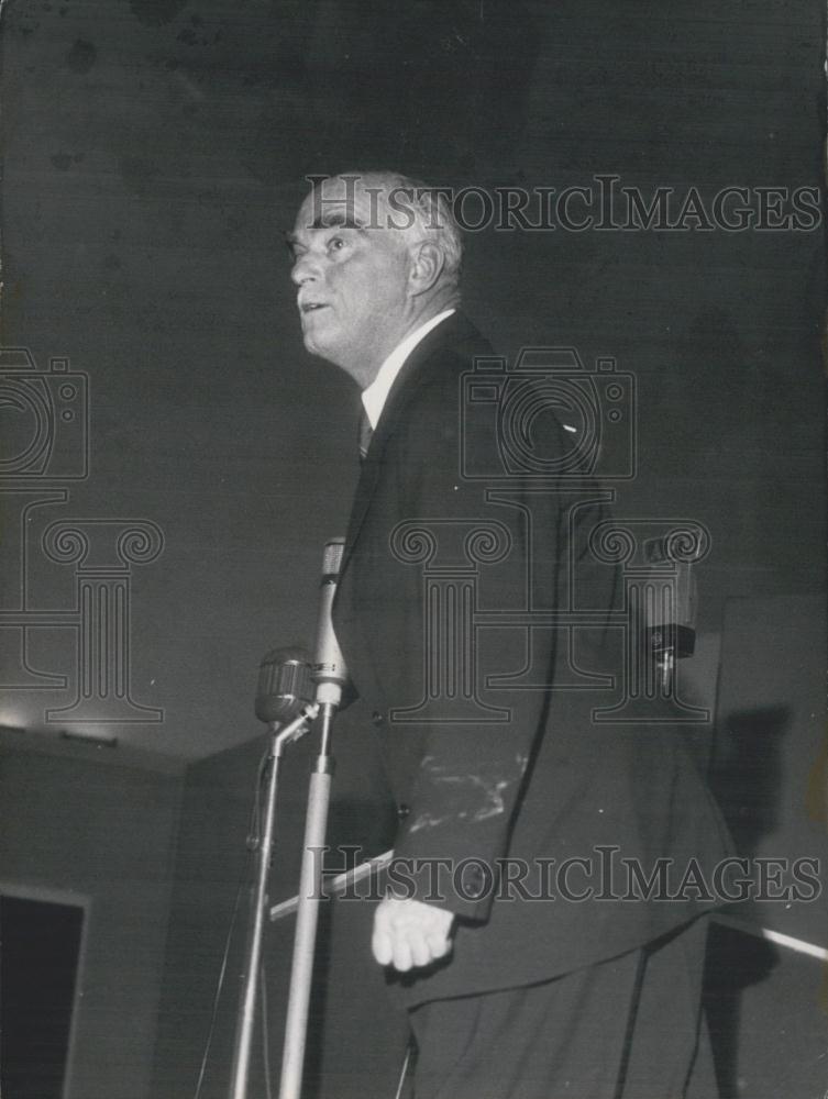 1953 Press Photo Famous American Writer Thornton Wilder Giving Advice - Historic Images