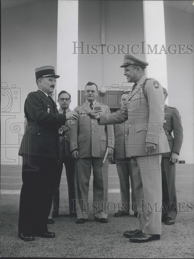 1953 Press Photo Shape men and officers to have own chapel: General Ridgway - Historic Images