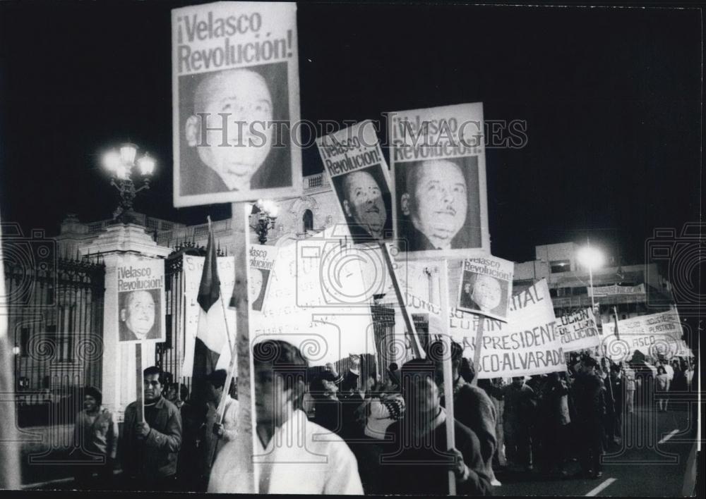 1971 Press Photo People Carrying Signs For Peruvian President Velasco - Historic Images