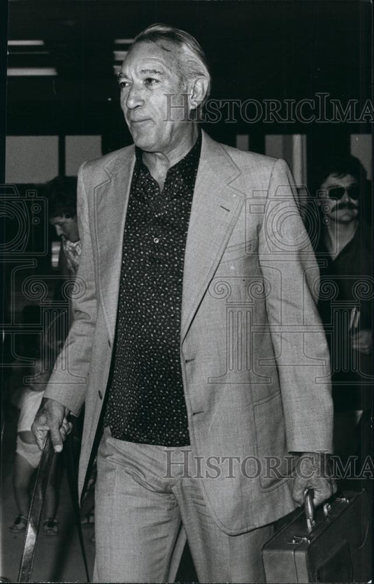 1974 Press Photo Actor Anthony Quinn, Author, Painter - Historic Images