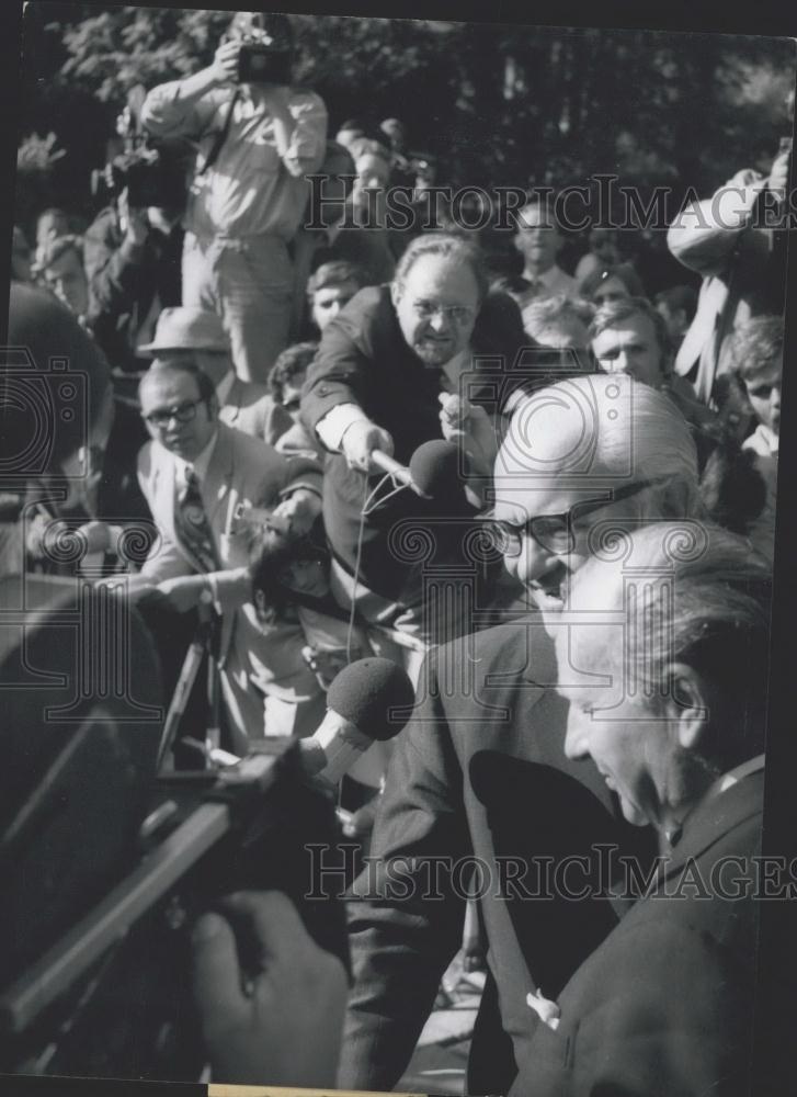 1971 Press Photo US Amb. Kenneth Rush (left) and Sir Roger Jackling - Historic Images