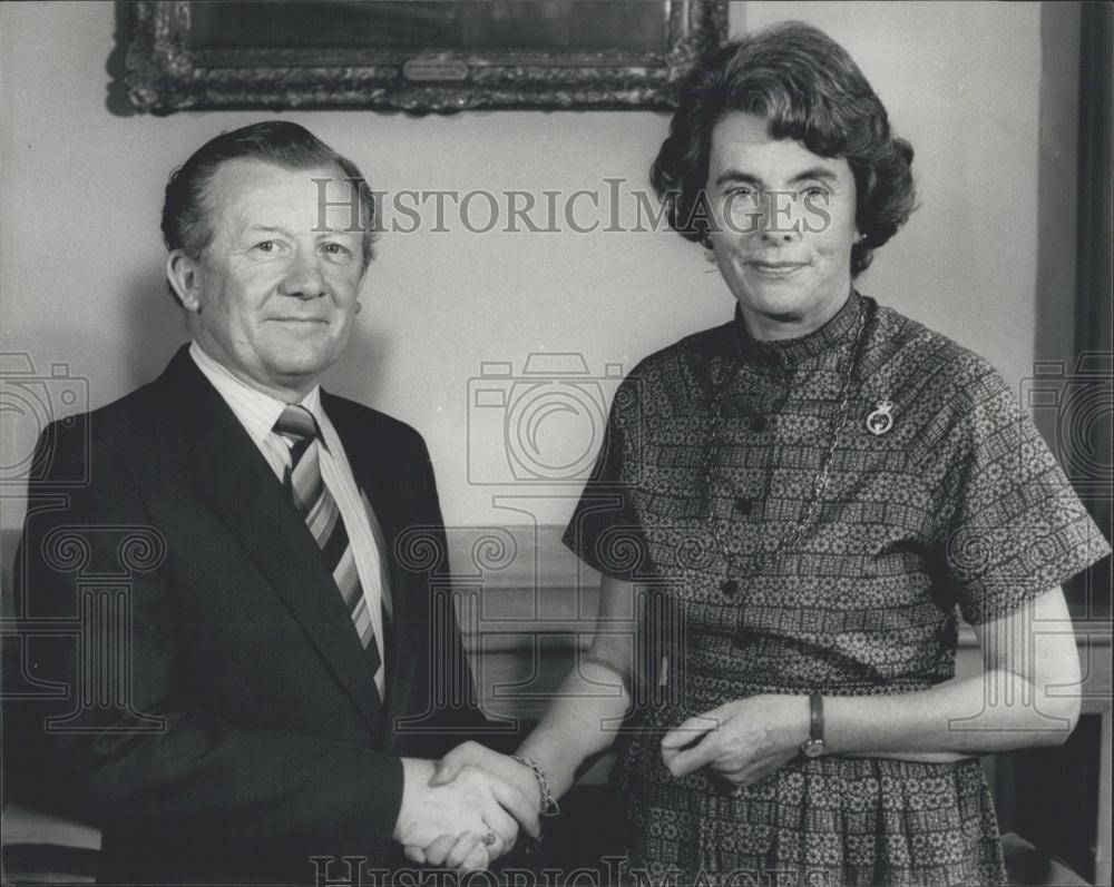 1960 Press Photo Lady Mountbatten presents cheque on behalf of the NSPCC - Historic Images