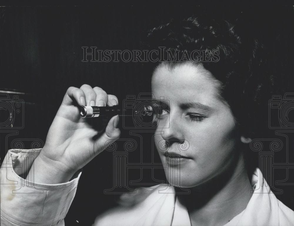 1958 Press Photo Philips Pocket Dosimeter, X-Ray Safety - Historic Images