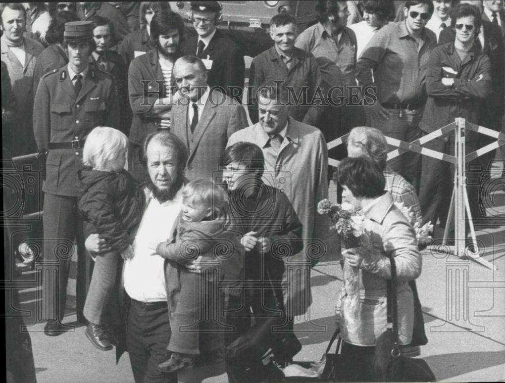 1974 Press Photo Russian author Aleyander Solshenitsyne reunited with family - Historic Images