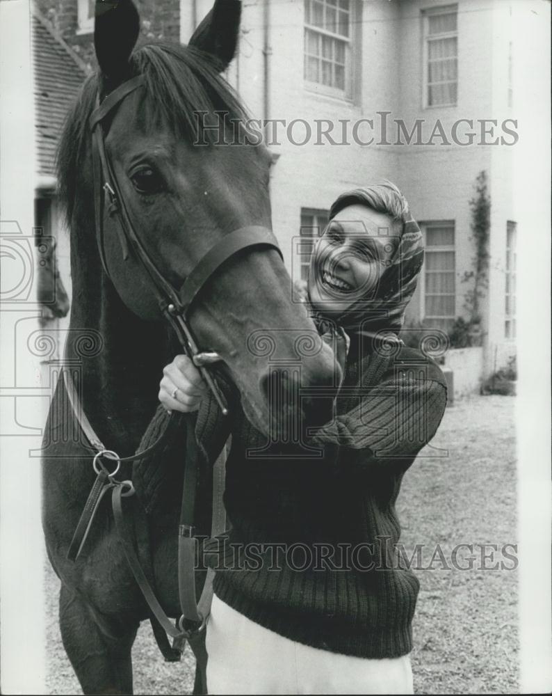1977 Press Photo BBC Television newscaster ,Angela Rippon and her horse - Historic Images