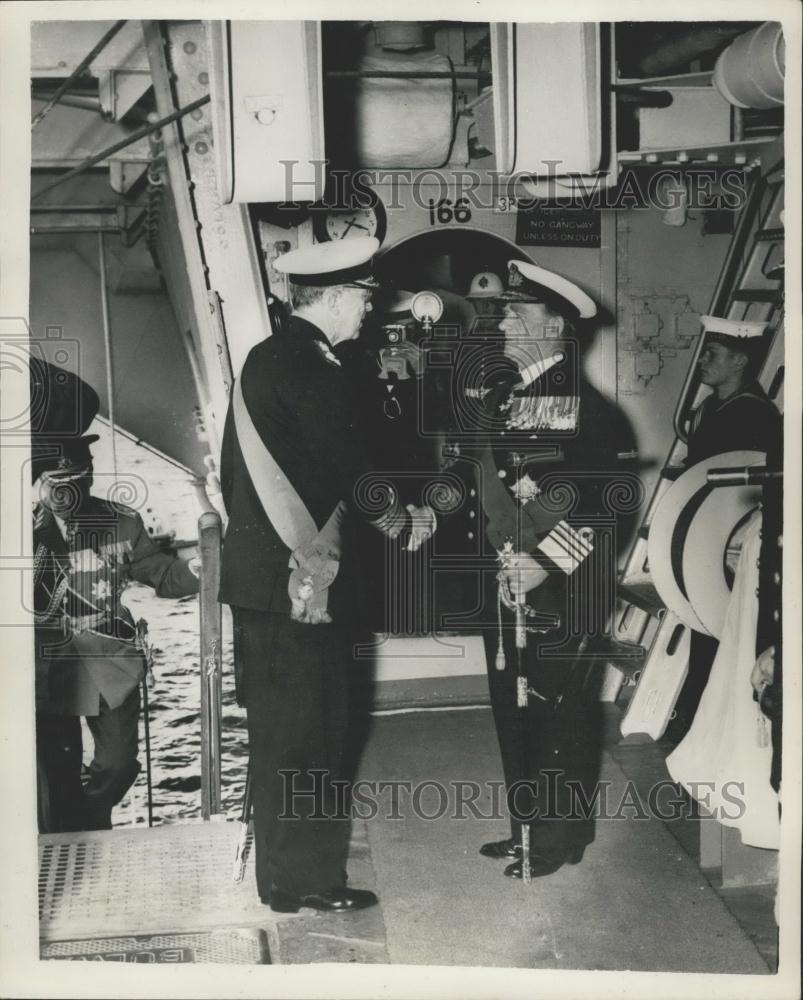 1955 Press Photo King Gustav Adolf of Sweden Visits British Aircraft Carrier - Historic Images