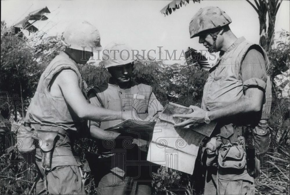 Press Photo Three U.S. Officers Check Their Maps In A Vietnamese Jungle - Historic Images