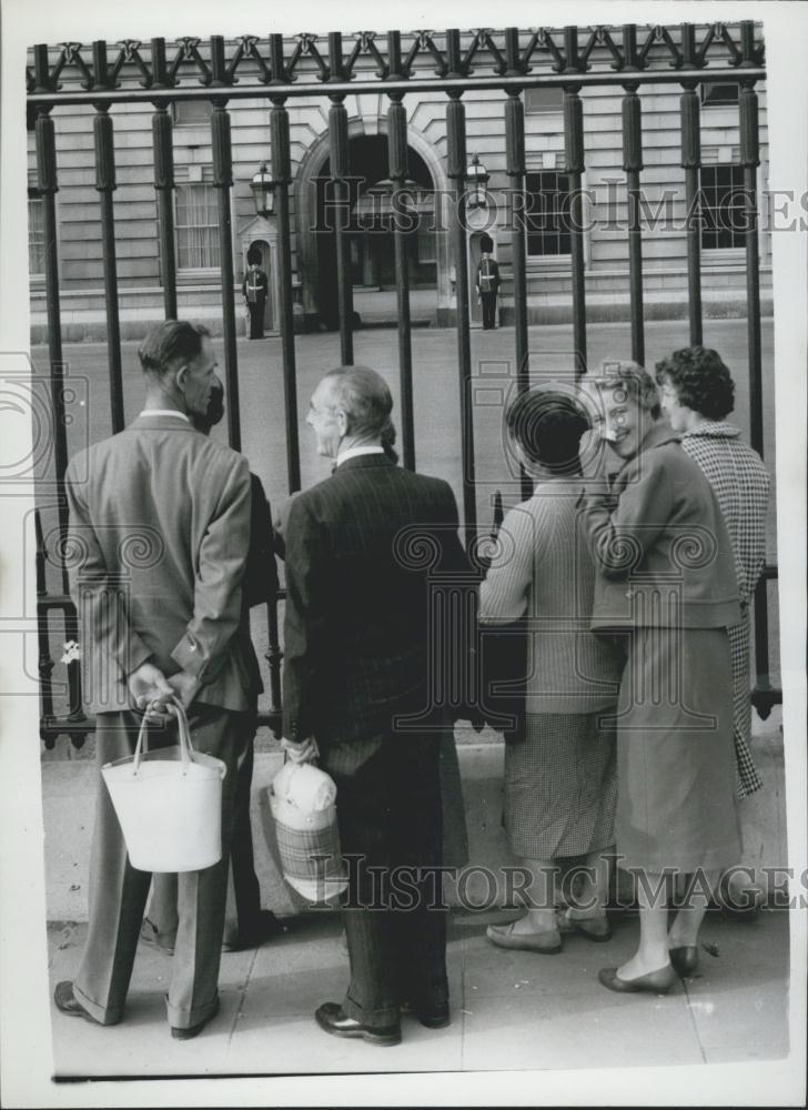 1959 Press Photo Palace Sentries go behind the railings - Historic Images