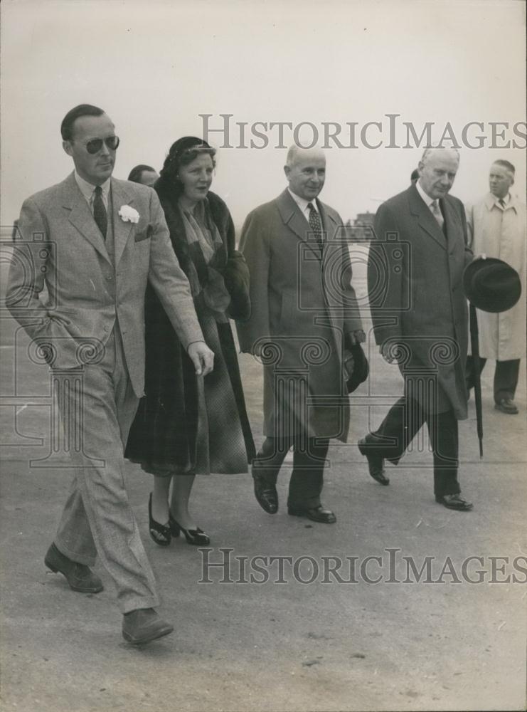 1953 Press Photo Queen Juliana from Holland arrives in Paris - Historic Images