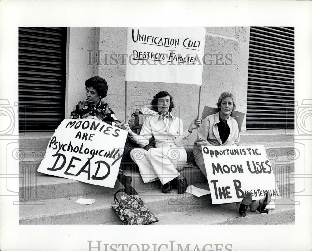 1976 Press Photo Demonstration against Rev. Monn&#39;s unification - Historic Images