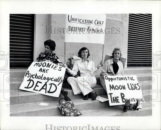 1976 Press Photo Demonstration against Rev. Monn's unification - Historic Images