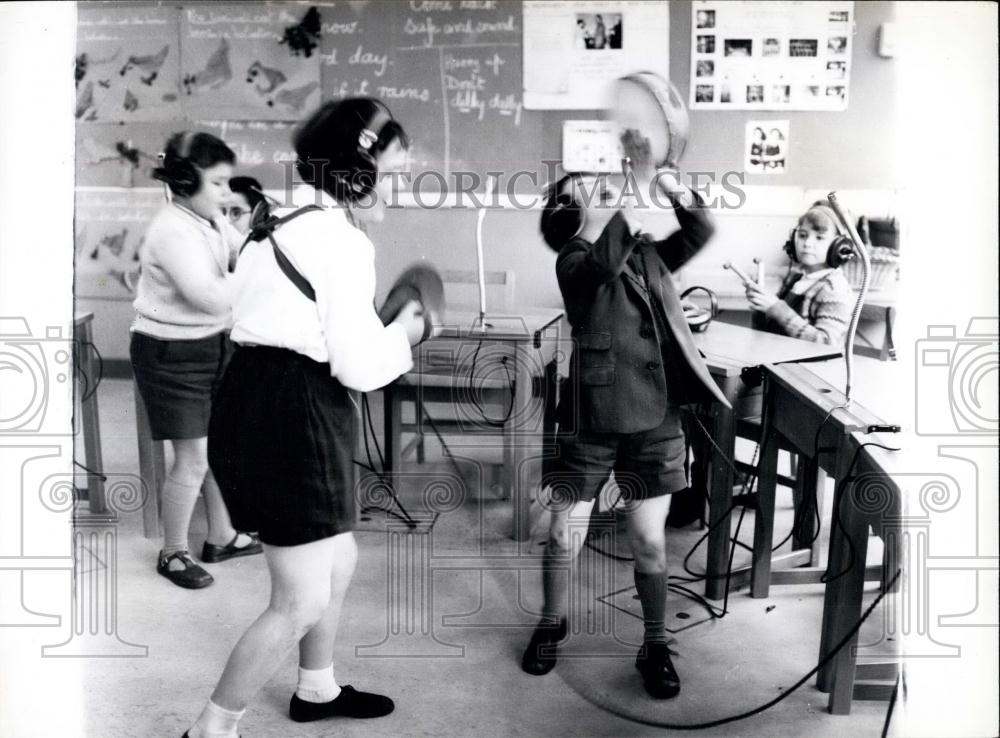 Press Photo Children taking Lessons In Music Room - Historic Images