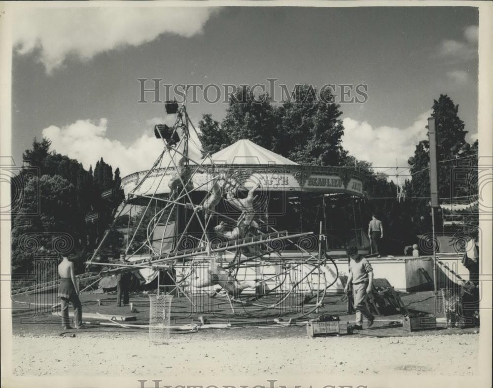 1960 Press Photo Lord Montague&#39;s Jazz Festival Riot Aftermath Lighting Down - Historic Images