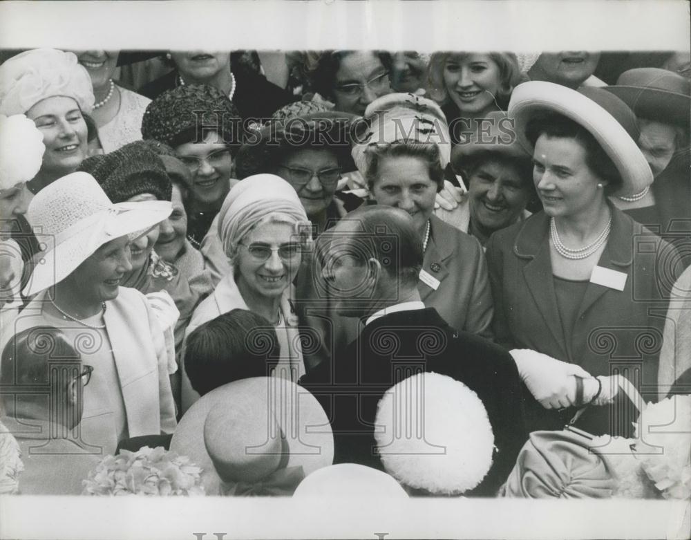 1965 Press Photo The Duke of Edinburgh at garden party - Historic Images