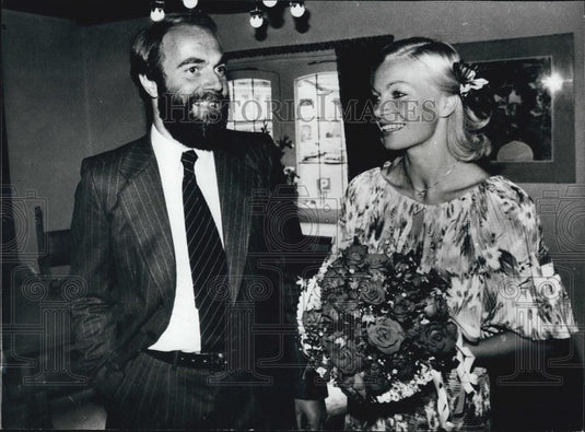 1977 Press Photo Lord Michael Pearson With Wife Ellen Wedding Bouquet - Historic Images