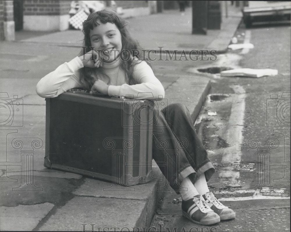 1979 Press Photo little Orphan Annie Susanah Hayward outside Victoria Palace - Historic Images