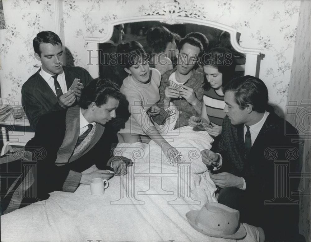 1964 Press Photo Paul Howes Actor Friends Playing Cards Chancellor Maulding - Historic Images