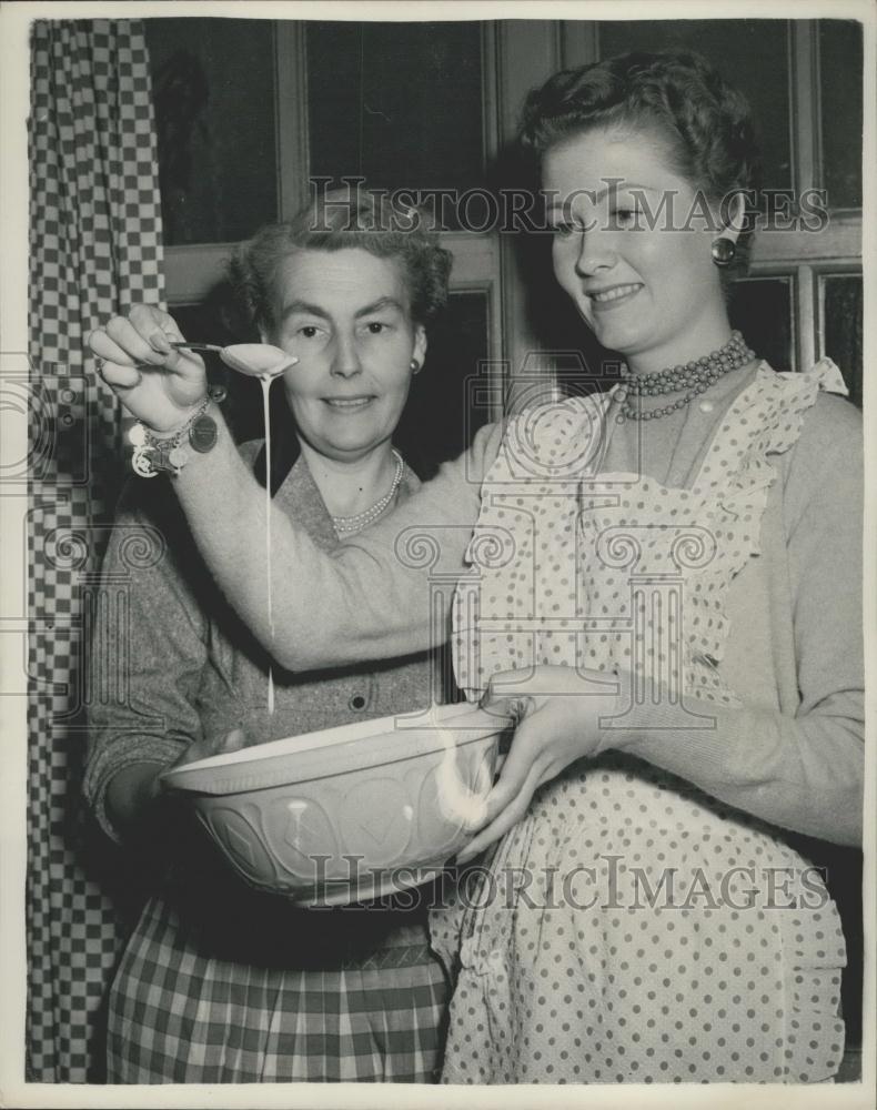 1954 Press Photo Mrs. America Wanda Jennings makes Yorkshire Pudding - Historic Images