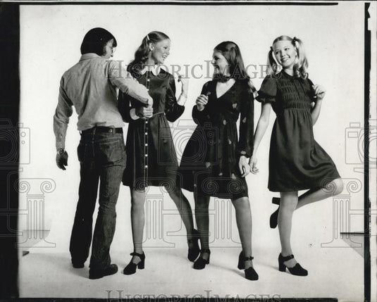 Press Photo Girls Dancing and having a good time - Historic Images