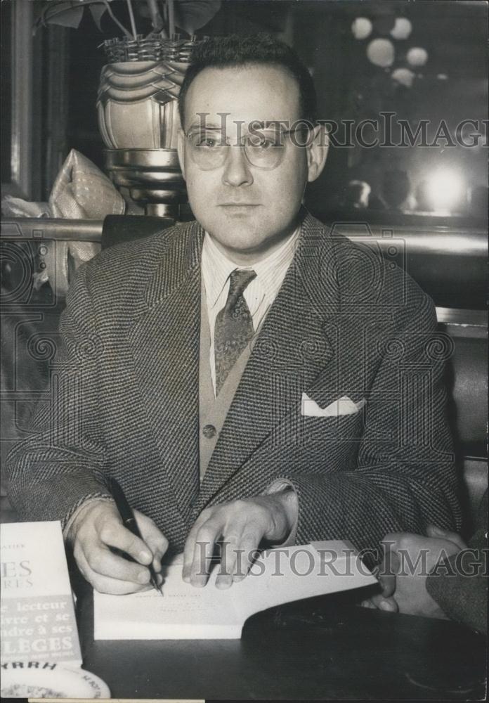 1956 Press Photo Guillaume Apollinaire Prize Awarded Roger Sabatier Poet - Historic Images